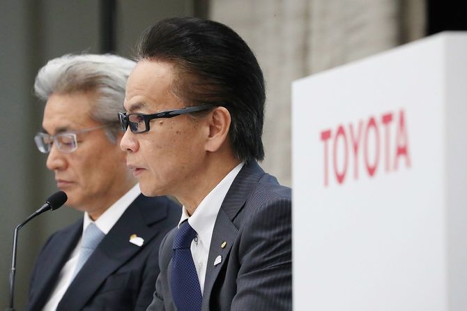 記者からの質問に答えるトヨタ自動車の友山茂樹副社長(右)