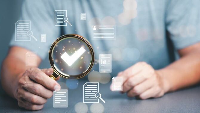 文章をチェックしているイメージ画像