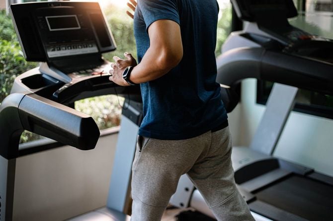 ジムで運動する人