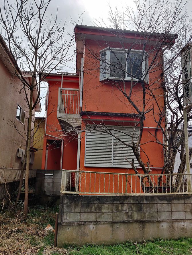 以前は「売物件」の看板が出されていたが、そのまま放棄された空き家。駐車場に生えた雑木が、放置されてからの長い年月を物語る。(千葉県成田市名古屋)