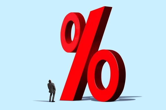 大きなパーセンテージのサインを見上げる男