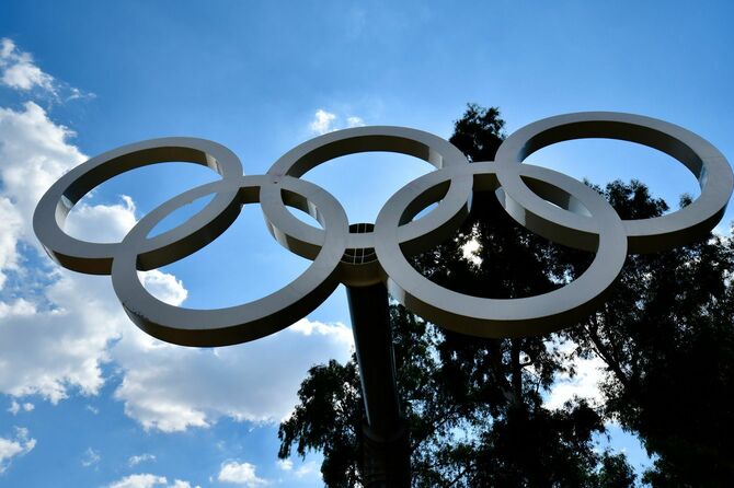 アテネ、古代オリンピックスタジアムにある五輪のモニュメント