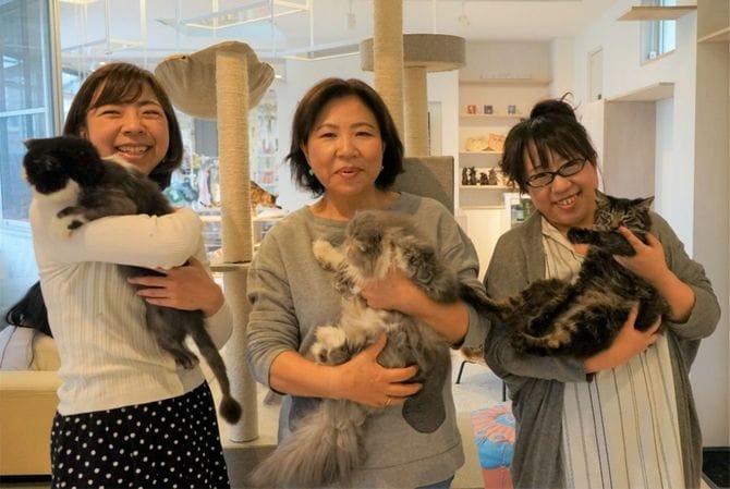 左から妹、母、由美子さん