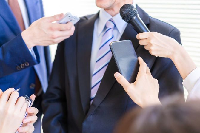 記者からの質問に答えるVIP