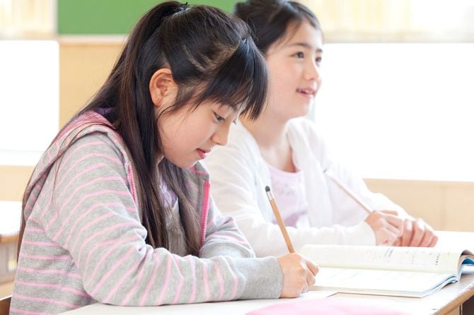 教室で勉強する女子小学生