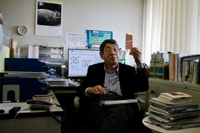 極薄、軽量のペロブスカイト太陽電池。サンプルを手にもつ宮坂力さん。