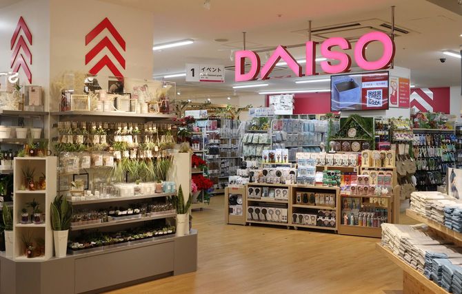 東京・銀座に開店する100円ショップ「ダイソー」の旗艦店=2022年4月13日、東京都中央区