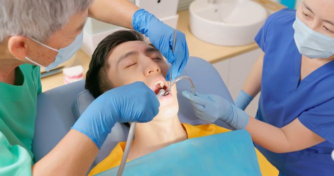 歯科医で治療中