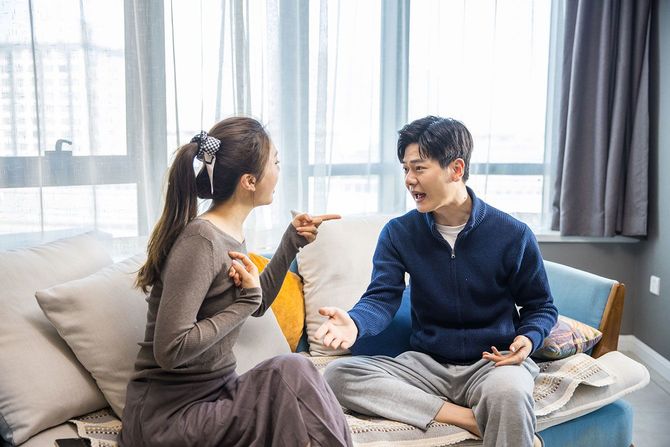 リビングでけんかをする夫婦