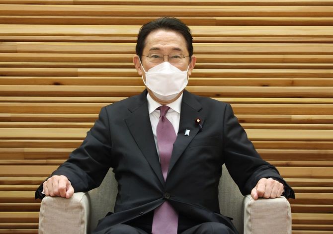 閣議に臨む岸田文雄首相＝2021年12月10日、首相官邸