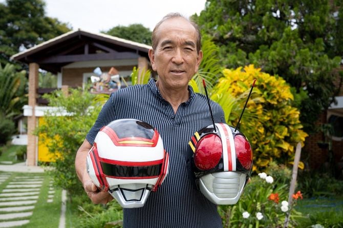 かつてブラジルで興行したヒーローショーのマスクを自邸で抱える江頭俊彦さん