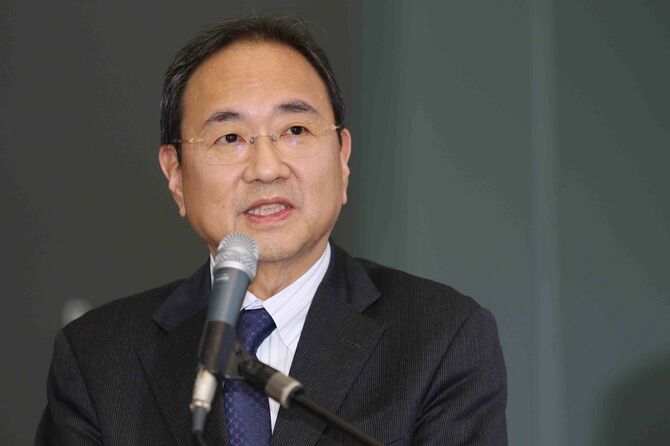 報道陣の取材に応じるフジテレビの清水賢治社長＝2025年2月27日、東京都港区