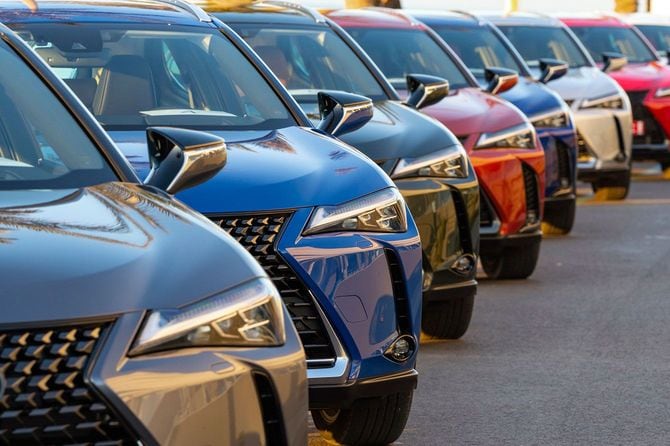 一列に並んで駐車しているレクサスのSUV