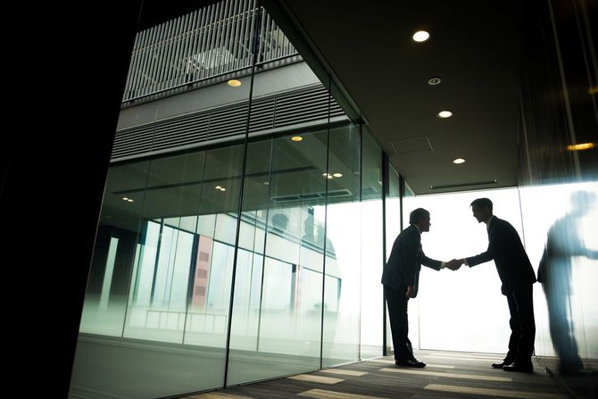 挨拶をするビジネスパーソン