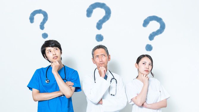 3人の医療スタッフが頭をかしげている