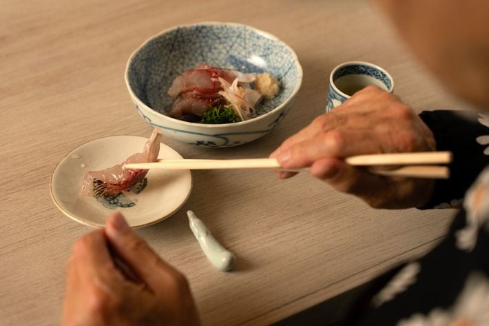 江戸の情景を思い浮かべて、塩酢で食べる新鮮な鯵は、はっとするおいしさだ。［出所＝『<a href="https://www.amazon.co.jp/exec/obidos/ASIN/483344075X/presidentjp-22" target="_blank">江戸呑み　江戸の“つまみ”と晩酌のお楽しみ</a>』（プレジデント社）］