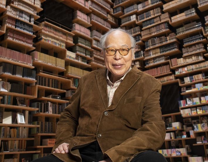 読破した書籍は生涯数万冊におよぶともいわれる荒俣宏さん。撮影協力＝角川武蔵野ミュージアム