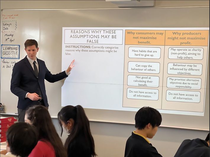 高校生の授業風景。「なぜ」を考えさせる