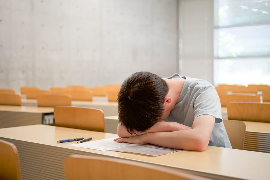 教室で居眠り