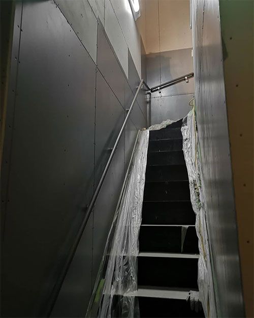 2階席に向かう階段