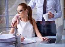 セクハラするオジさんは会話に困っている