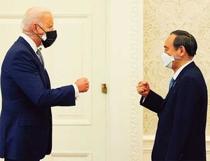 ホワイトハウスでジョー・バイデン米大統領(左)との会談に臨む菅義偉首相。