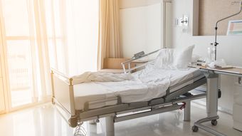 大病を会社に告知すると解雇・異動されるか