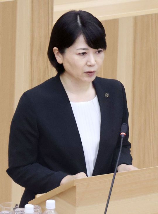 前橋市議会の本会議で発言する小川晶市長＝2025年9月26日午後、前橋市