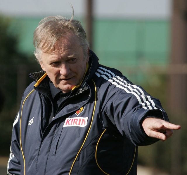 サッカー日本代表候補選手の練習を見るイビチャ・オシム監督(=2007年2月16日千葉市内)