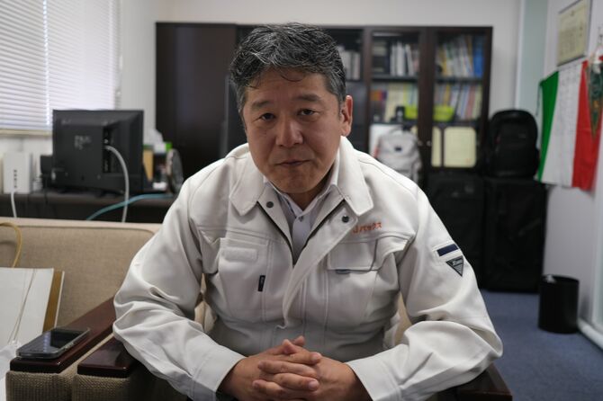 インタビューに応じる水谷嘉浩社長。2022年、避難所や段ボールベッドの研究で博士号を取得した。「世界で唯一の段ボールベッド博士」という。