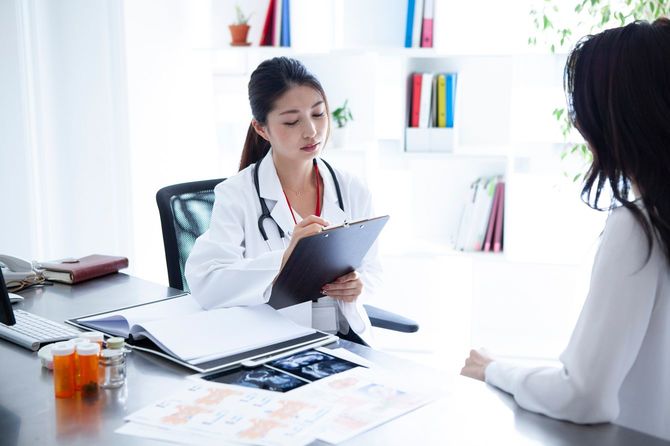 女医が患者からヒアリング