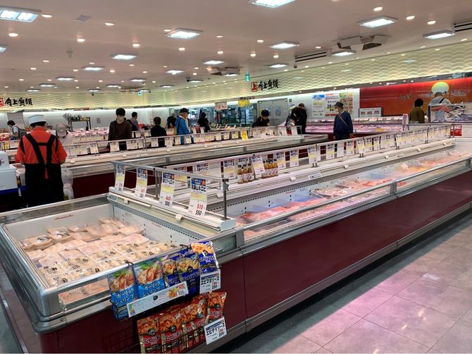 商品は冷ケースに整然と陳列されている非常にきれいな売り場