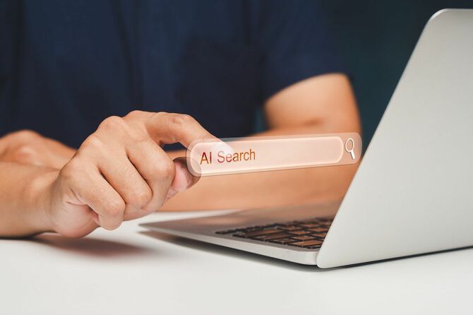 検索バーに「AI検索」と入力する男性のイメージ