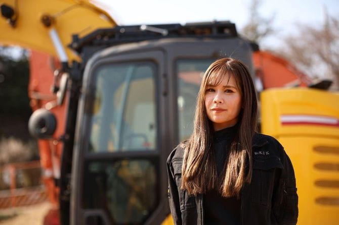 現在、担当している工事現場で撮影に応じる東香織さん