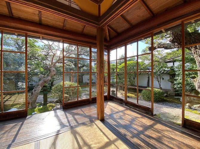 家の中から庭をみる　小泉八雲旧居にて