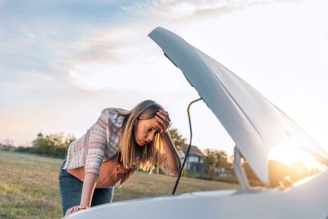 車が故障している様子