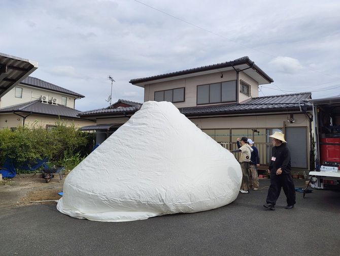 立ち上がるインスタントハウス