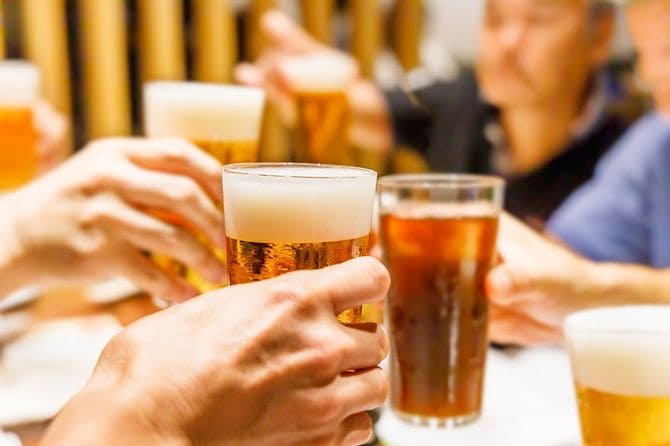 飲み会での乾杯シーン