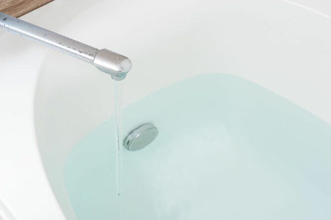 お湯を張っているお風呂