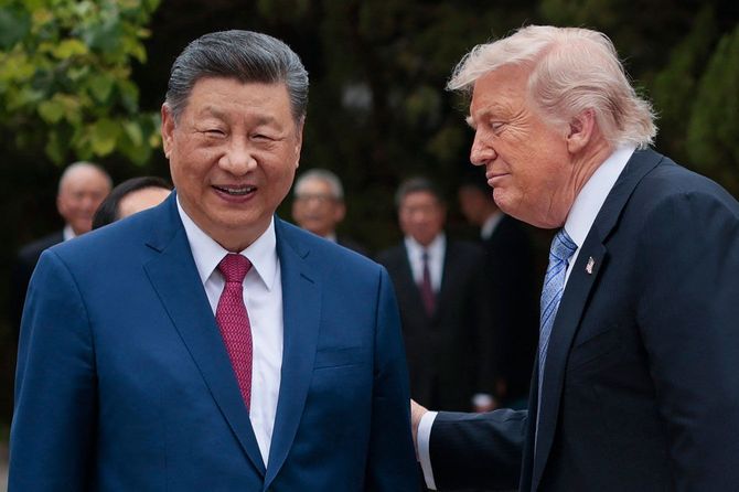 2026年5月15日、北京の中南海庭園を訪問後、中国の習近平国家主席と話をするドナルド・トランプ米大統領