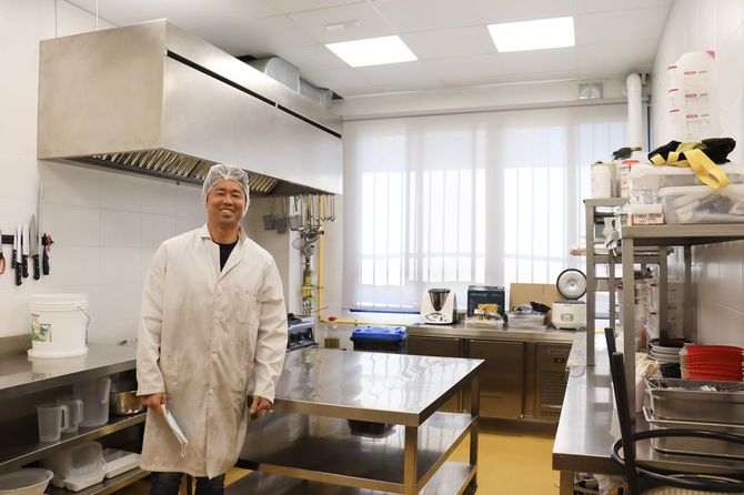 調理場に立つ小野田さん