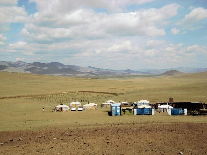 モンゴル草原の集落。テント型の移動式住居「ゲル」が特徴