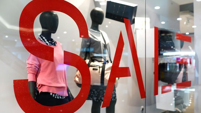 ショーウインドウにSALEの文字