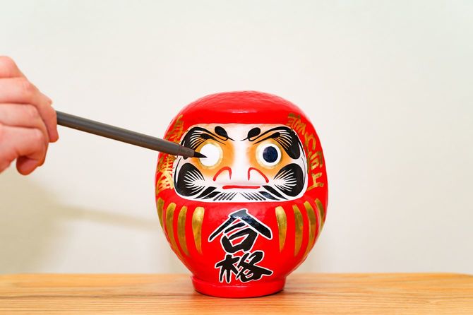 だるまに目を入れている手元