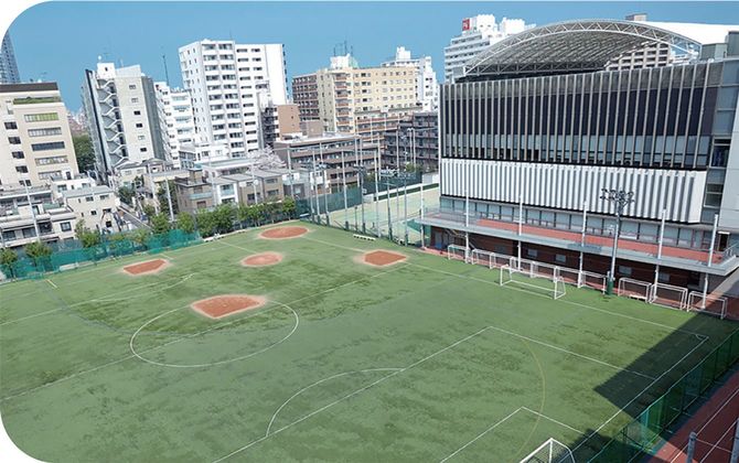 池袋から近いにもかかわらず、グラウンドやトレーニングルームなどの施設が充実している立教池袋。