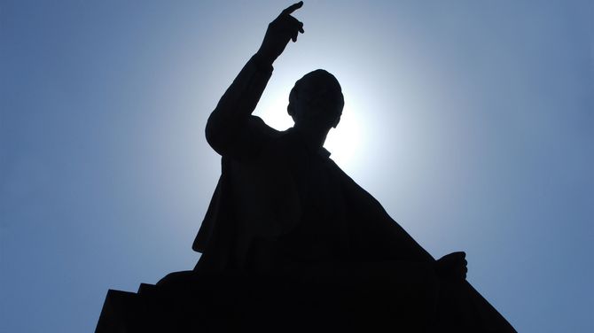 スピーチをする人物の像のシルエット