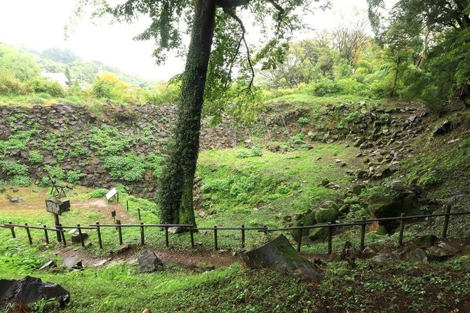 井戸曲輪。螺旋状の井戸は石塁部分が高さ10m以上、幅18mもある