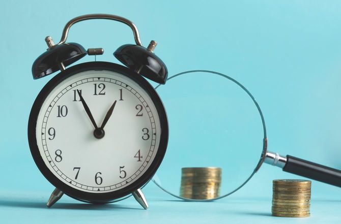 目覚まし時計とコイン