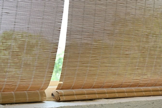 窓に掛けたすだれ