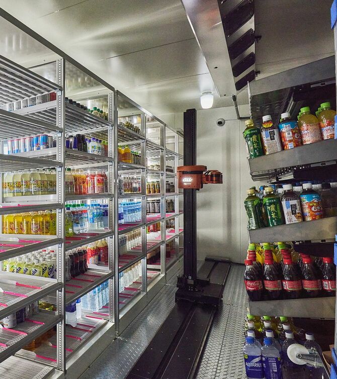 在庫棚から自動で飲料を補充するロボット